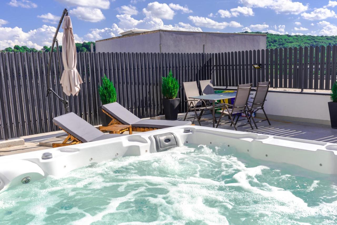 Thome Hoia Jacuzzi